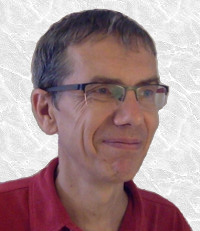 Loic polo rouge_fond_marbré_4.jpg